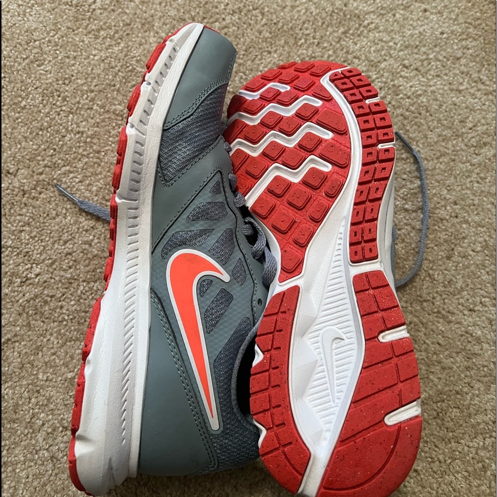 New Nike women’s sneakers never worn